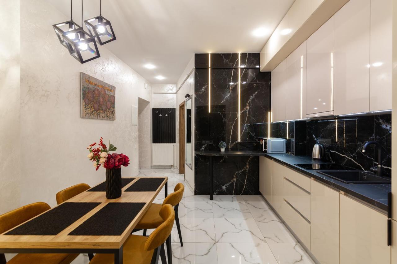 Alfa Apartments Svobody 39 Lviv Buitenkant foto