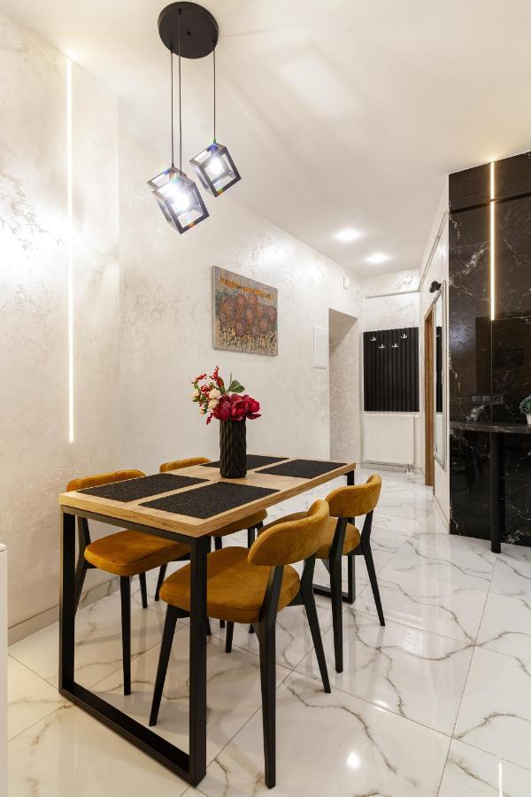 Alfa Apartments Svobody 39 Lviv Buitenkant foto